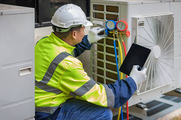 Professional Hvac technician working in Fairfield, IA